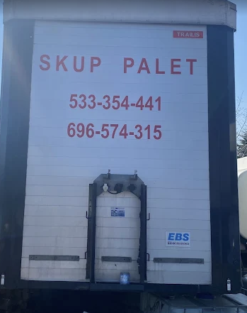 Naczepa firmowa z napisem SKUP PALET i numerami telefonu